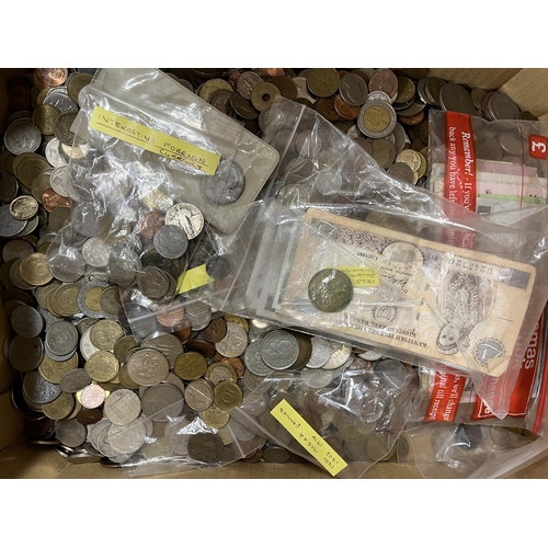 265 - An accumulation of World circulated coins and banknotes, mainly 20th Century, weight 4.5 Kilos, sold... 