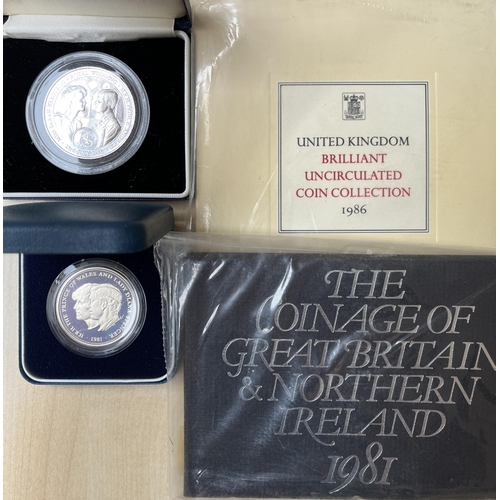 129 - A group of x4 UK QEII coins, including 1981 silver proof Crown, 1981 proof year set, 1986 unc year s... 