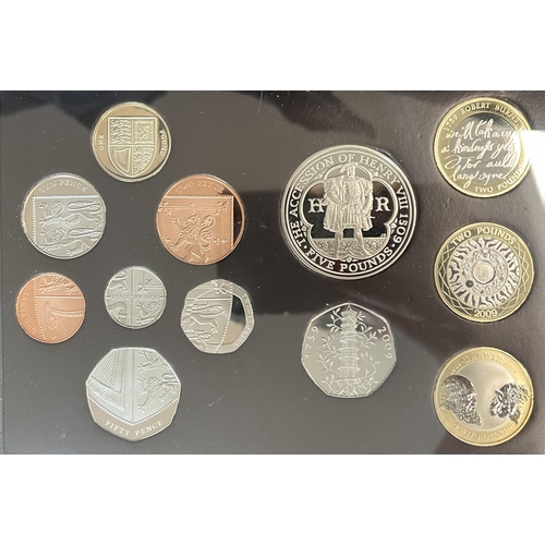 107 - UK 2009 proof coin boxed year set includes 50p Kew Gardens, good condition.