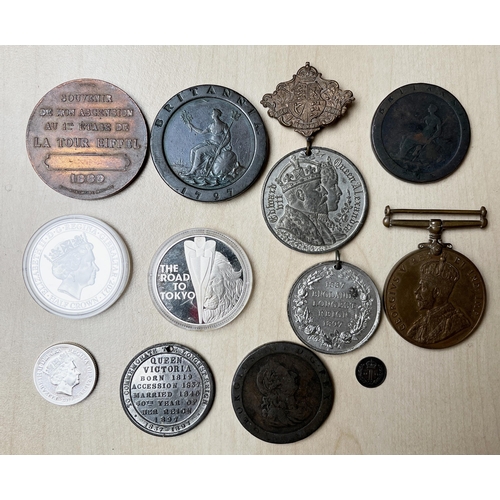 85 - A small accumulation of World coins and medallions, mainly 20th Century, noted UK 1797 2d coin, UK 1... 