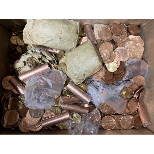 84 - An accumulation of 20th Century coins, mainly UK QEII pre-decimal including many uncirculated coins,... 