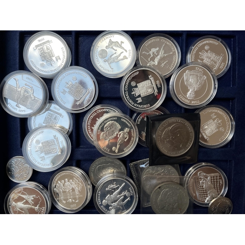 91 - A collection of x17 RM 1996 European Football Championship 31g silver proof medallions.