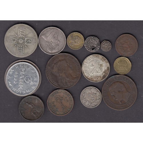 30 - A small accumulation of mainly circulated 20th Century World coins, plus with odd better noted UK Ja... 