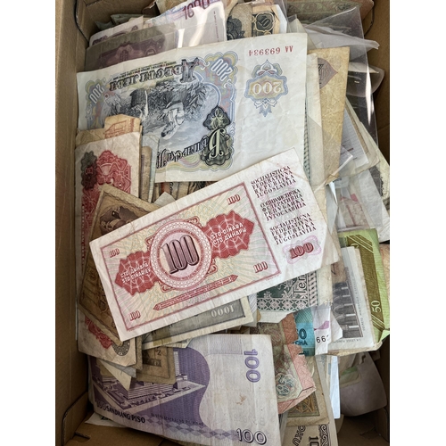 86 - An accumulation of a few thousand circulated mainly 20th Century World banknotes loose in box, in mi... 