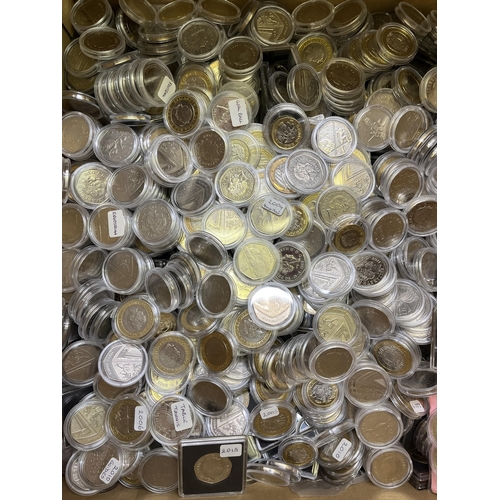 114 - A large collection of UK QEII Decimal coins (face £882), mainly in hard plastic capsules from 1p to ... 