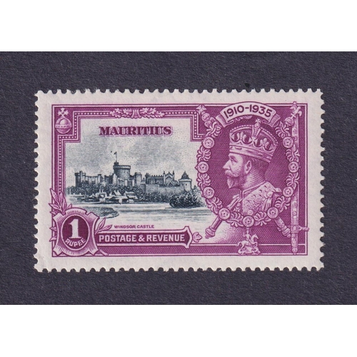 1039 - 1935 Silver Jubilee 1r mint, a fine example with the ‘Dot by flagstaff’ variety, Cat £400, SG248h