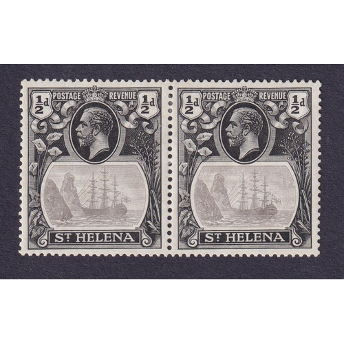 1147 - 1922 1½d grey and black in fine mint pair, one with the ‘Torn flag’ variety, Cat £275+, SG97b