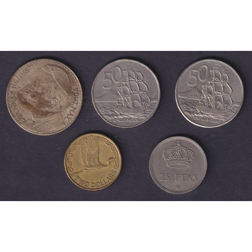 87 - A small accumulation of circulated 20th Century currency coins, noted various New Zealand and Vatica... 