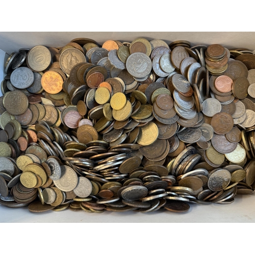 118 - An accumulation of mainly 20th World circulated coins, weight 11 Kilos, mixed condition