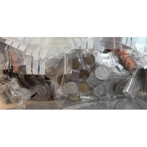 111 - An accumulation of circulated mainly 20th Century coins, loose and in 2x2 wallets, weight 13 kilos, ... 