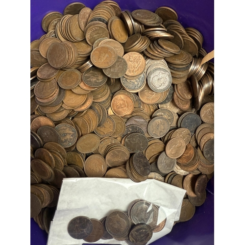 124 - An accumulation of UK circulated 19th and 20th Century Farthings, weigh 3+ Kilos, mixed condition