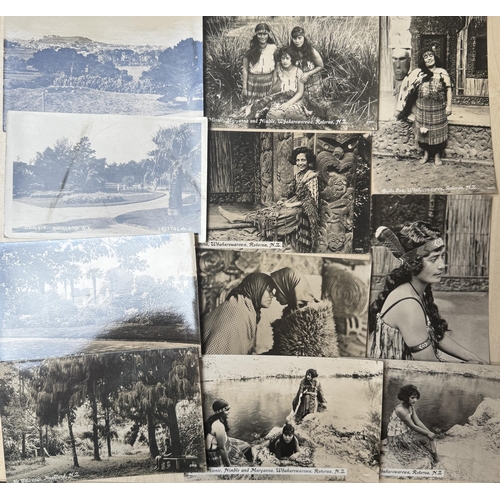 An accumulation of several hundred World mainly mid period postcards ...