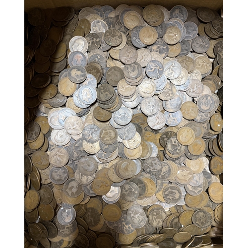 75 - A heavily duplicated coin accumulation of circulated UK EDVII pennies (1d), weight 29 Kilos!