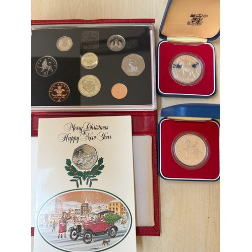 91 - A small accumulation of mainly circulated UK 20th Century coins, plus x2 1977 boxed silver crowns, 1... 