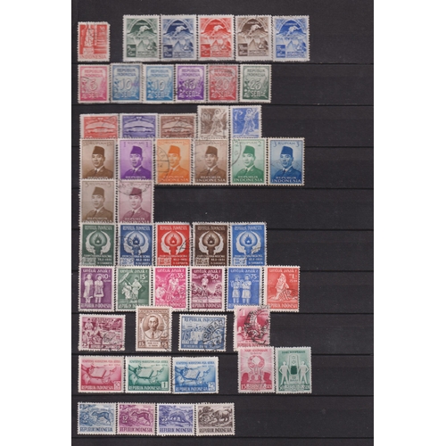 1027 - World accumulation in with masses of covers (Canada FDCs noted), numerous bags of kiloware, off pape... 