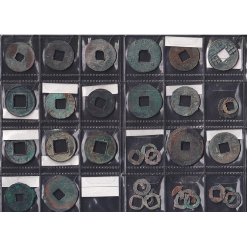 220 - Han Dynasty Ban Liang Coins, a group of 32 Ban Liang coins of the Han dynasty. Includes Si Zhu, Si Y... 