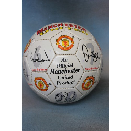 6 - A 1997/98 Manchester United football bearing 17 signatures, including David Beckham, Ole Gunner Sols... 