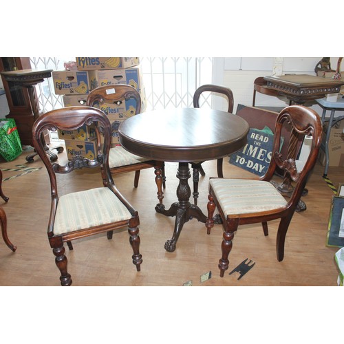 147 - A simulated rosewood circular top tripod table, 78cm in diameter, and four Victorian dining chairs, ... 