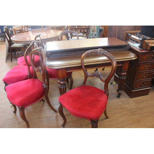 236 - A Victorian mahogany wind out dining table, on turned and reeded legs, with castors, and two extra l... 