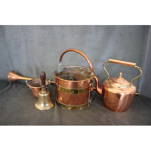 85 - A large copper kettle, a copper coal bucket, two small pails, a post horn and a brass hand bell (6).