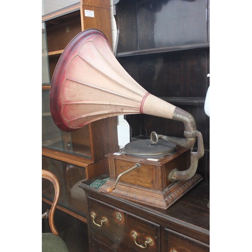 87 - An Apollo type 22A wind-up gramophone with thin metal horn, retailed Larg and Sons, Dundee and Londo... 