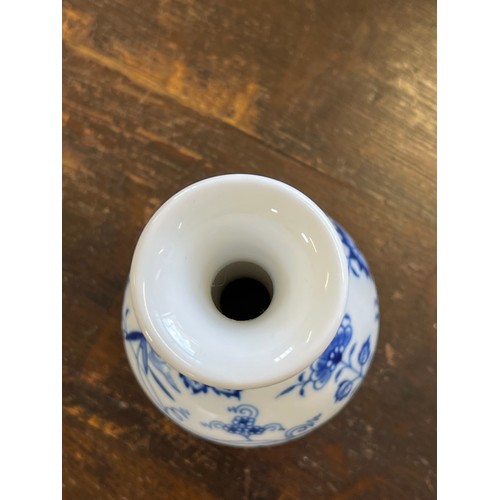 37 - A Meissen style blue and Chinese style slender neck vase, with floral and foliate decoration, 18cm h... 