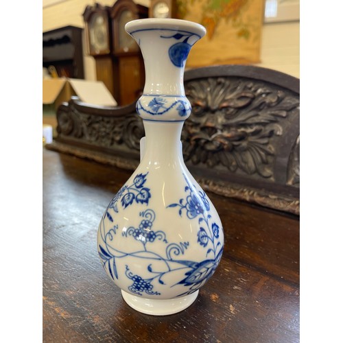 37 - A Meissen style blue and Chinese style slender neck vase, with floral and foliate decoration, 18cm h... 