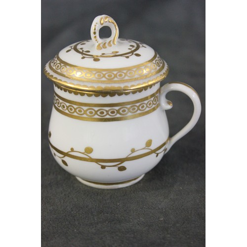 147 - A Derby custard cup and cover, of compressed baluster form, with loop handle, the domed cover with m... 