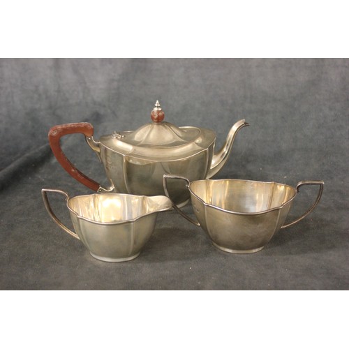 296 - A George V silver three piece tea set, Birmingham 1922, approx. 28oz (3).