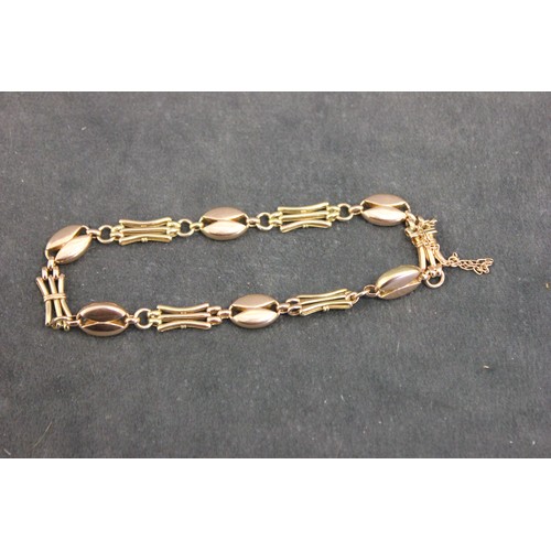 202 - A 15ct gold coffee bean and gatelink bracelet, approx. 10g.