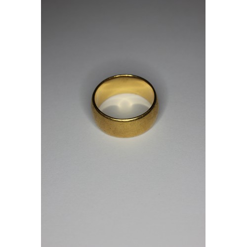 59 - A gent's 18ct gold wedding ring, approx. 11g.