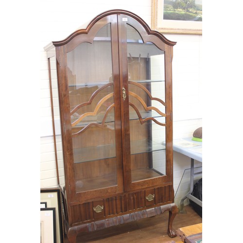 143 - A 20th century mahogany display cabinet, of Dutch style, the interior fitted three glass shelves, en... 