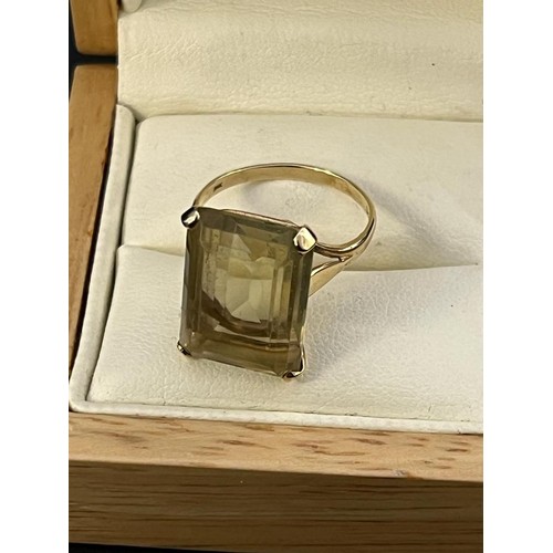 118 - A 9ct gold dress ring, set a lemon coloured topaz, size Q.