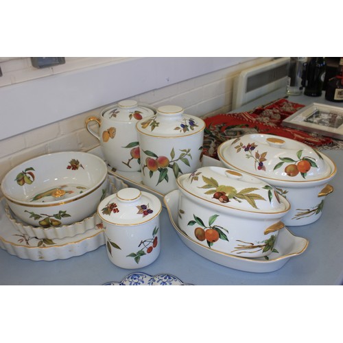 306 - A quantity of Royal Worcester 