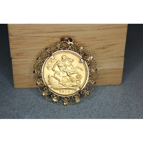 95 - An Edward VII 1910 sovereign in decorative pendant mount.