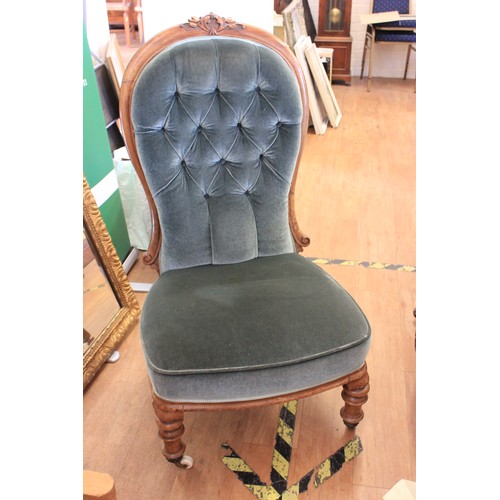 47 - A Victorian button upholstered show wood frame spoon back chair on turned legs.