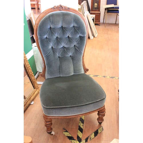 47 - A Victorian button upholstered show wood frame spoon back chair on turned legs.