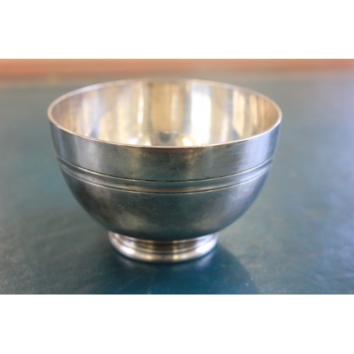 72 - A George V silver sugar bowl with banded edge, maker Goldsmiths and Silversmiths Company Limited, Lo... 