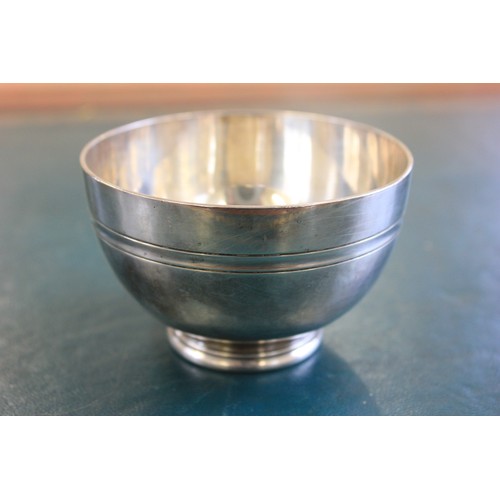 72 - A George V silver sugar bowl with banded edge, maker Goldsmiths and Silversmiths Company Limited, Lo... 