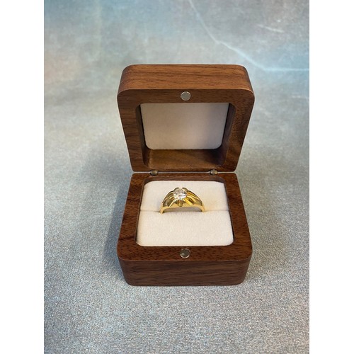 1 - An 18ct gold gent's signet ring, set a single diamond, approx. .92 carats, and approx. 6g, size Q.