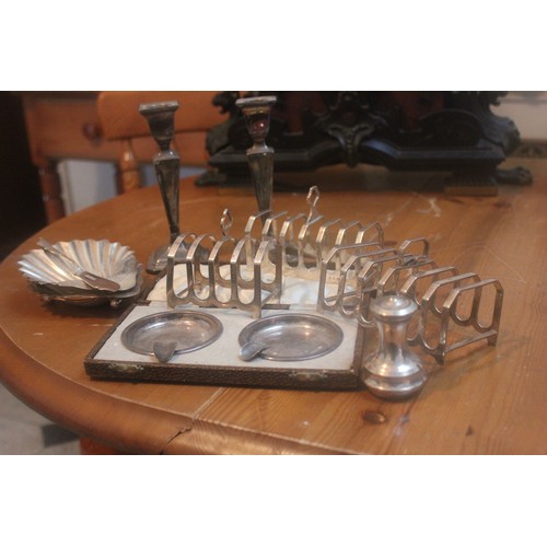 60 - A pair of George V silver ashtrays in lined case, Sheffield 1935, three toast racks of mixed dates, ... 