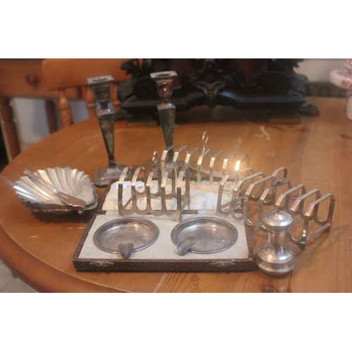 60 - A pair of George V silver ashtrays in lined case, Sheffield 1935, three toast racks of mixed dates, ... 