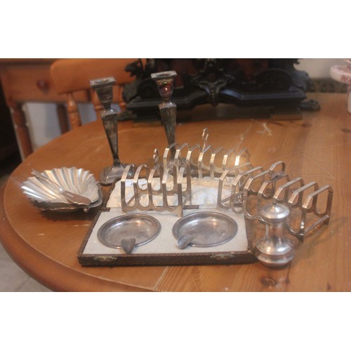 60 - A pair of George V silver ashtrays in lined case, Sheffield 1935, three toast racks of mixed dates, ... 