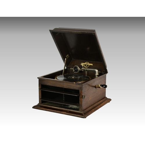 211 - A oak cased Columbia 117 table-top gramophone, the tilt turn front facade housing the sound box, 17 ... 