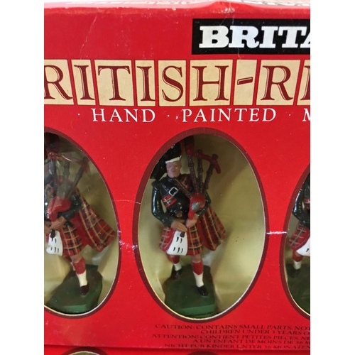 72 - Two boxed Britains lead soldier sets - British-Regiments Scots Guard Pipers (7241), and six Gordon H... 