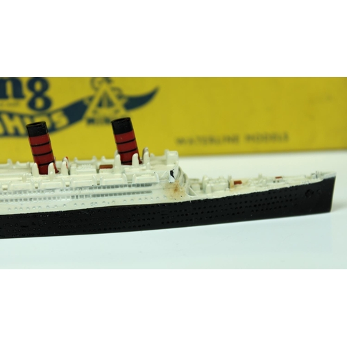 80 - A collection of boxed Triang Minic Ships and harbour fittings Waterline Models, 1:1200 scale to incl... 