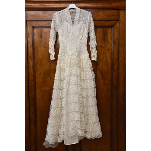 257 - A pretty vintage ivory wedding dress, size 8 (36), early 20th century.