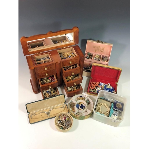 322 - A large collection of silver and costume jewellery, including some antique and vintage pieces, some ... 