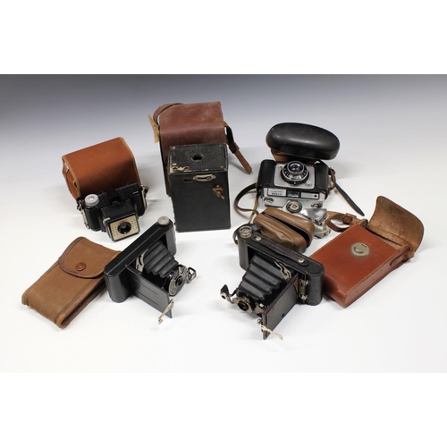 338 - A collection of various vintage cameras, to include an Ilford Sportsman; Cornet; Kodak cameras etc. ... 