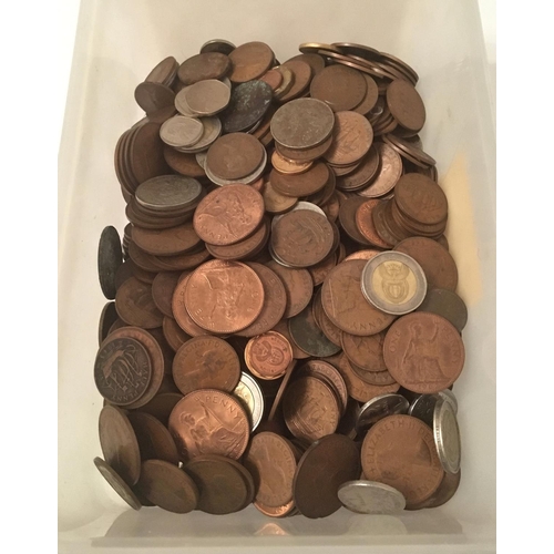 346 - Numismatics - A large collection of various coinage, comprising mainly One Penny & Half Penny coins.... 